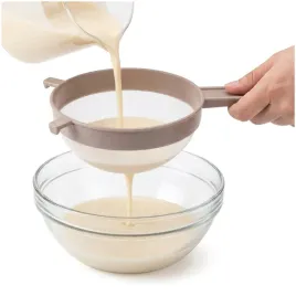 sitko-kuchenne-do-maki-15cm-z-uchwytami-drobna-siateczka-przesiewacz-taupe