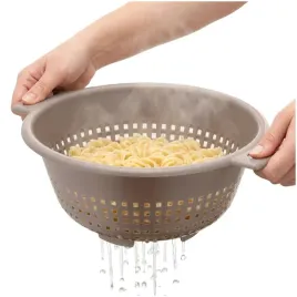 cedzak-durszlak-do-makaronu-24cm-plastikowy-kuchenny-z-raczka-taupe-bezowy