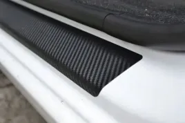 folia-ochronna-na-progi-suzuki-swift-iv-carbon