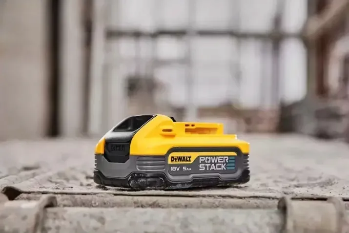 dewalt-akumulator-18v-50ah-powerstack-dcbp518-waga-z-opakowaniem-0-7-kg