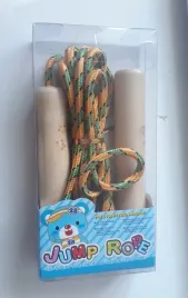 skakanka-sznurkowa-z-drewnianymi-raczkami-250-cm-outlet