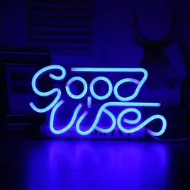 duzy-neon-led-usb-lampka-na-sciane-napis-do-pokoju-good-vibes-niebieski