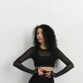 crop-top-z-siateczki-z-wycieciem-na-palce-m