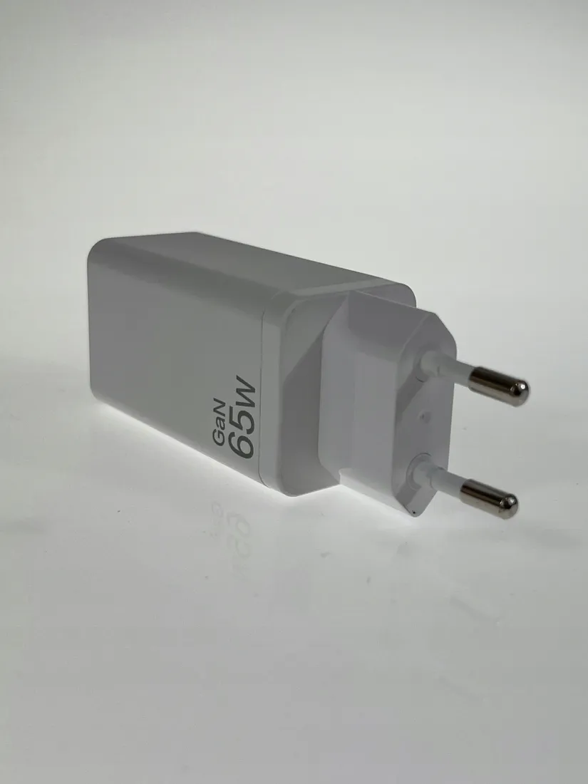 yhemi-ladowarka-scienna-usb-a-i-usb-c-65w-stan-powystawowy