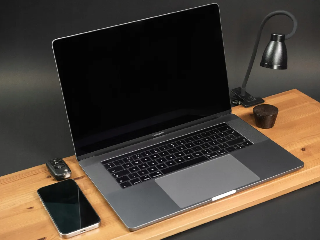 apple-macbook-pro-15-core-i7-32gb-ram-grafika-amd-touchbar-hub-klasa-a-