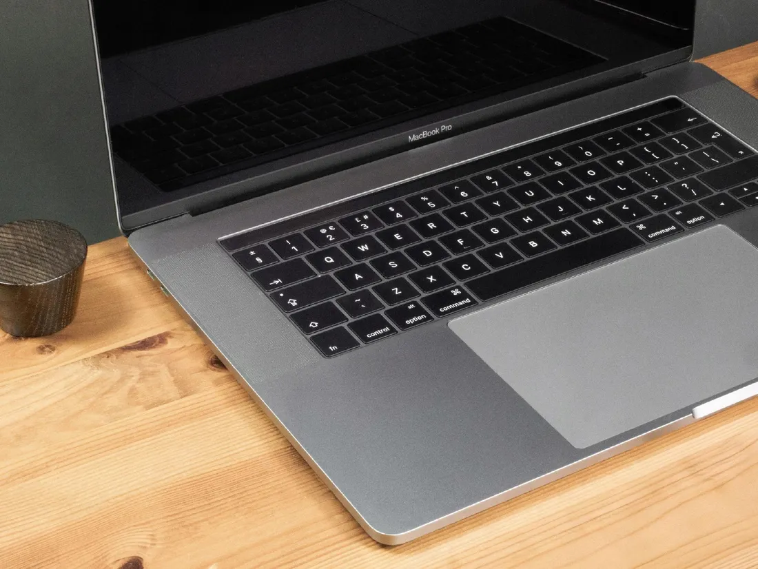 apple-macbook-pro-15-core-i7-32gb-ram-grafika-amd-touchbar-hub-klasa-a-