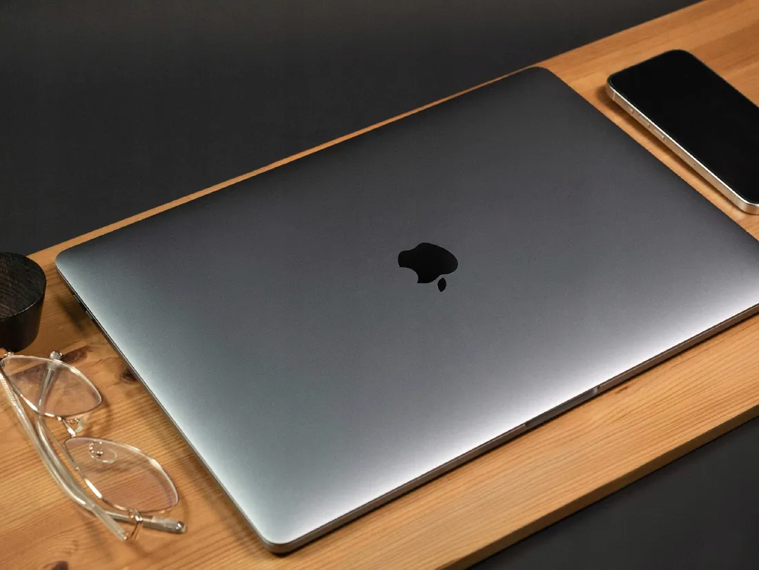 apple-macbook-pro-15-core-i7-32gb-ram-grafika-amd-touchbar-hub-klasa-a-