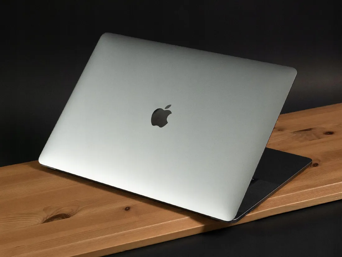 apple-macbook-pro-15-core-i7-32gb-ram-grafika-amd-touchbar-hub-klasa-a-