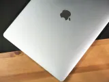 apple-macbook-pro-15-core-i7-32gb-ram-grafika-amd-touchbar-hub-klasa-a-typ-napedu-brak