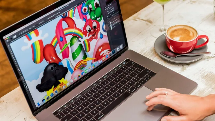 apple-macbook-pro-15-core-i7-32gb-ram-grafika-amd-touchbar-hub-klasa-a-material-metal