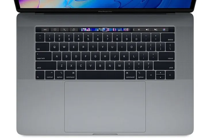 apple-macbook-pro-15-core-i7-32gb-ram-grafika-amd-touchbar-hub-klasa-a-powloka-matrycy-blyszczaca
