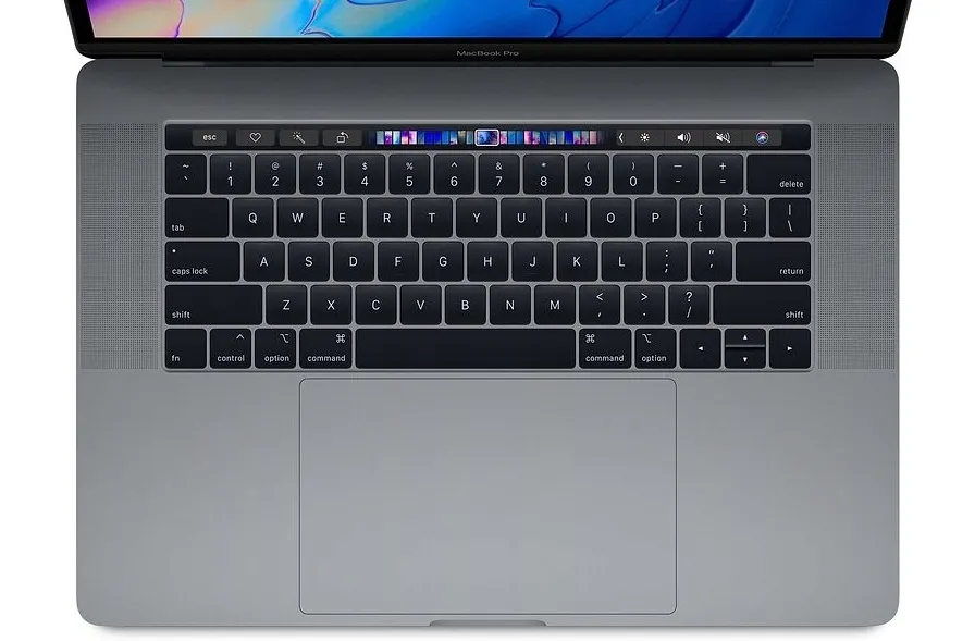 apple-macbook-pro-15-core-i7-32gb-ram-grafika-amd-touchbar-hub-klasa-a-