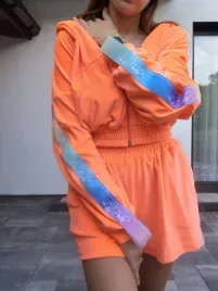 komplet-damski-la-perla-krotkie-spodenki-bluza-top-welur-pomaranczowy-neon