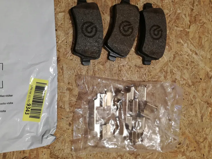 klocki-ham-tyl-xtra-brembo-numer-katalogowy-oryginalu-land-rover-lr027129-land-rover-lr043714-volvo-30671574-volvo-306715740-volvo-306715750-volvo-30742491-volvo-30794554-volvo-31408670-volvo-314086700-volvo-31445796-volvo-32300257