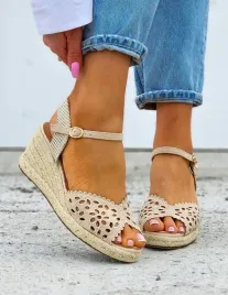 lekkie-sandaly-na-koturnie-koronkowe-boho-38