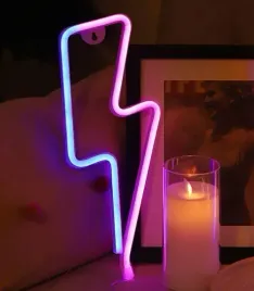 neon-led-baterie-usb-na-sciane-piorun-niebieski-rozowy