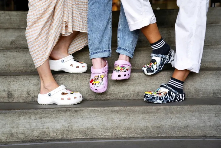 crocs-classic-10001-bez-r375-wzor-dominujacy-bez-wzoru