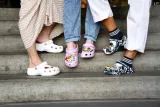 crocs-classic-10001-bez-r375-wzor-dominujacy-bez-wzoru