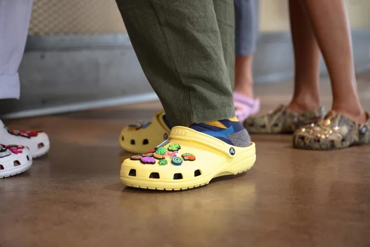crocs-classic-10001-bez-r375-wysokosc-obcasa-platformy-2-cm