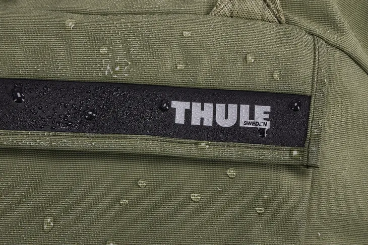 thule-torba-na-laptopa-nylon-bez-wzoru-cechy-dodatkowe-na-ramie