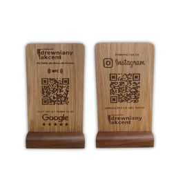 drewniany-stojak-nfc-qr-do-zbierania-opinii-ocen-nas-w-google-instagram