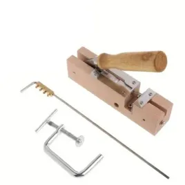 dziurkacz-do-otworow-na-drut-w-ramkach-pszczelich-drewniany-brctech