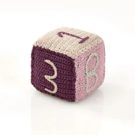 organiczna-kostka-fioletowa-dziergana-grzechotka-handmade-pebble