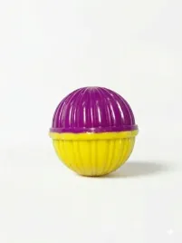 zabawka-pilka-plastikowa-w-kuleczce-1szt-zolty-fiolet