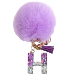 breloczek-z-pomponem-fioletowym-litera-h-stylowy-dodatek