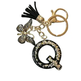 brelok-z-litera-q-elegancki-czarny-design-z-motylem