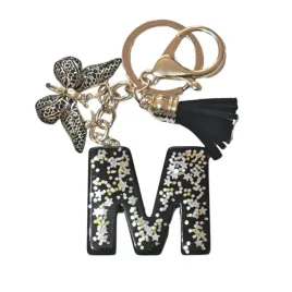 brelok-z-litera-m-elegancki-czarny-design-z-motylem