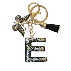 brelok-z-litera-e-elegancki-czarny-design-z-motylem