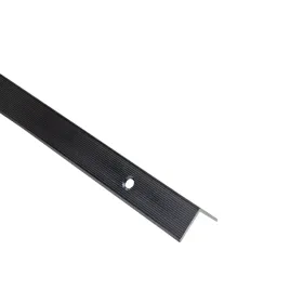 katownik-aluminiowy-schodowy-ryflowany-20x19x15mm-cezar-czarny-szczotkowan