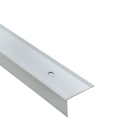 katownik-aluminiowy-schodowy-ryflowany-40x25x15mm-moc-na-wkrety-cezar-s
