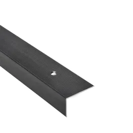 katownik-aluminiowy-schodowy-ryflowany-40x25x15mm-cezar-czarny-szczotkowan