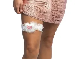 podwiazka-bride-to-be-z-piorkami-1-szt