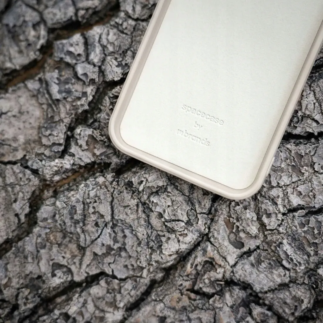 spacecase-silicone-case-iphone-15-pro-max-bone