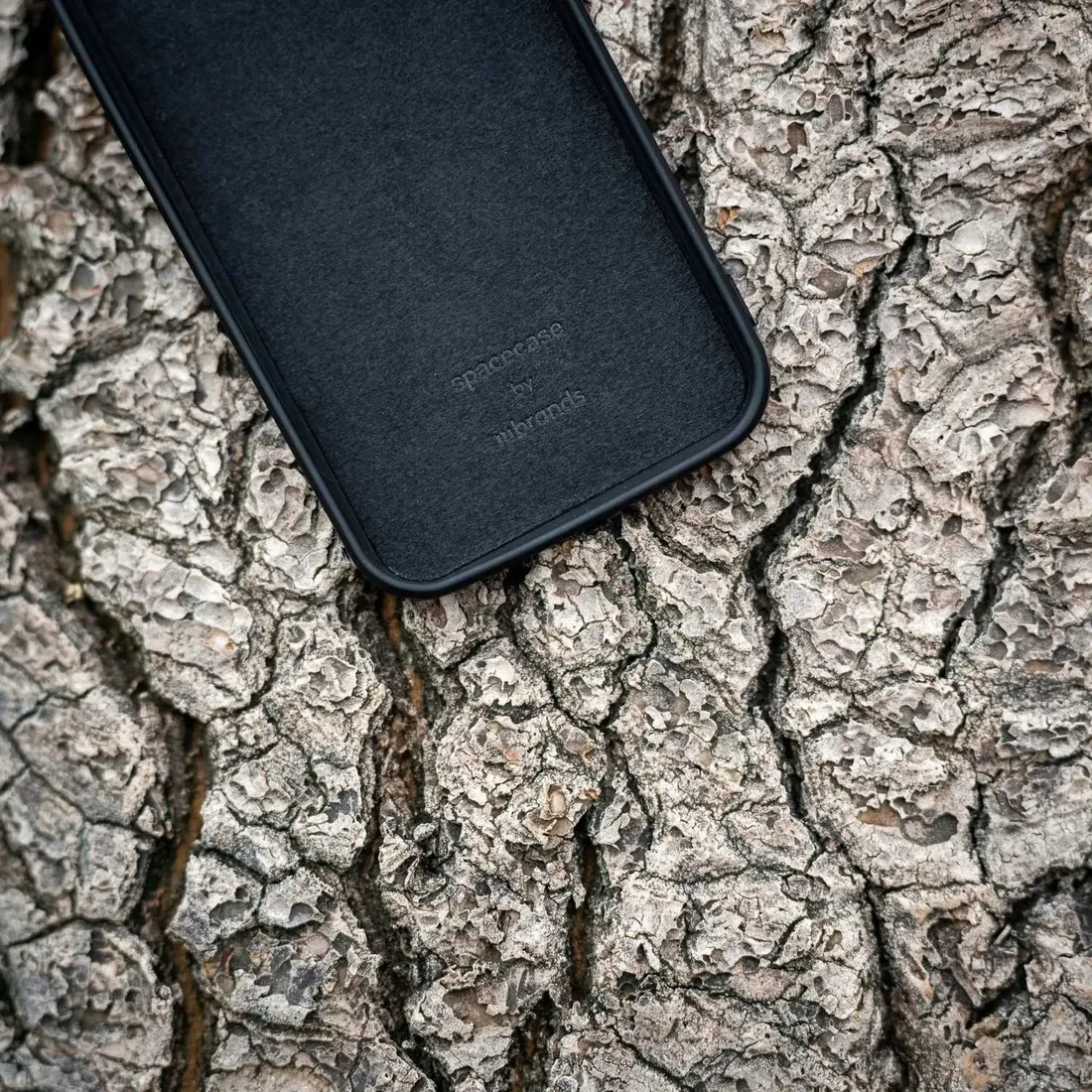 spacecase-silicone-case-iphone-15-plus-black
