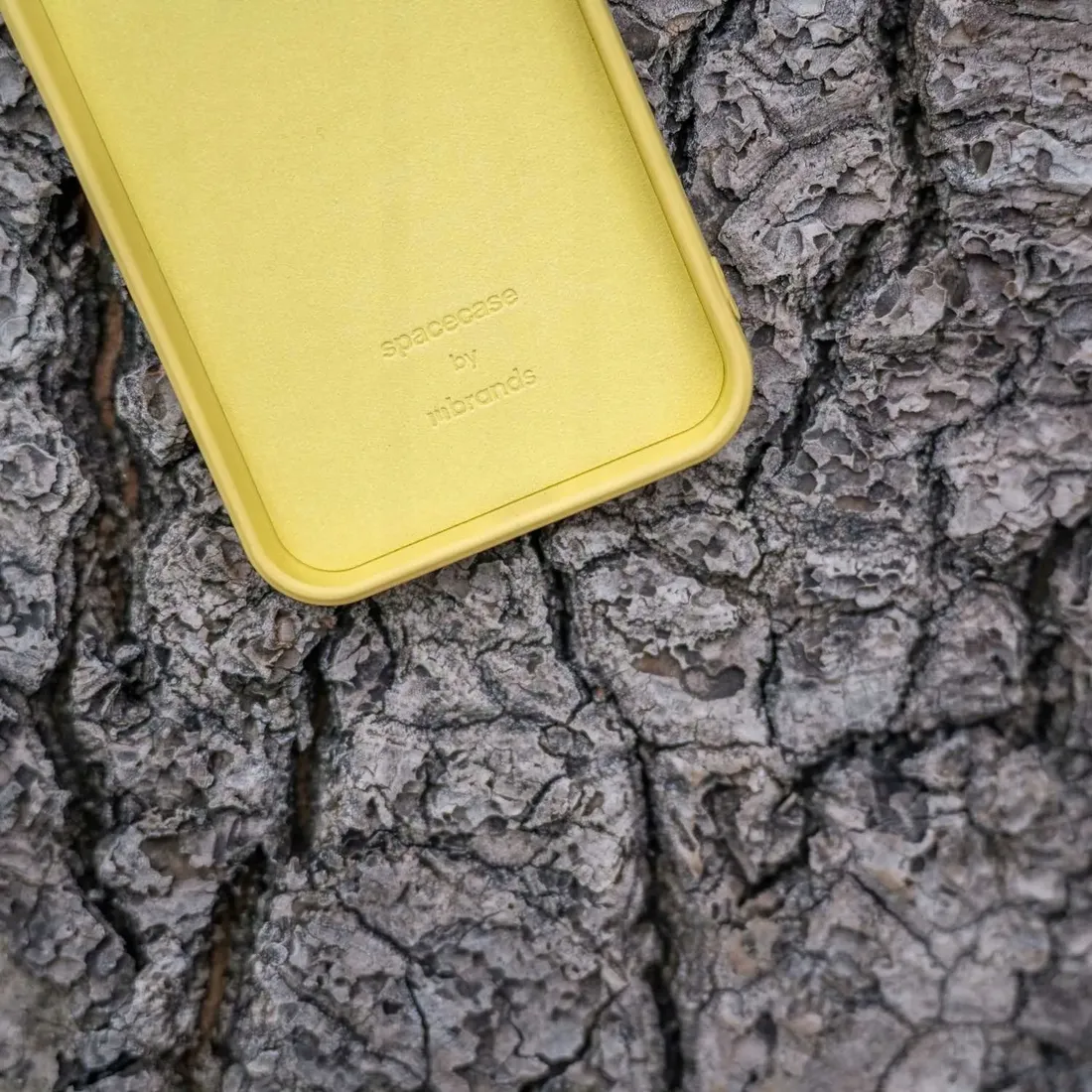spacecase-silicone-case-iphone-15-yellow