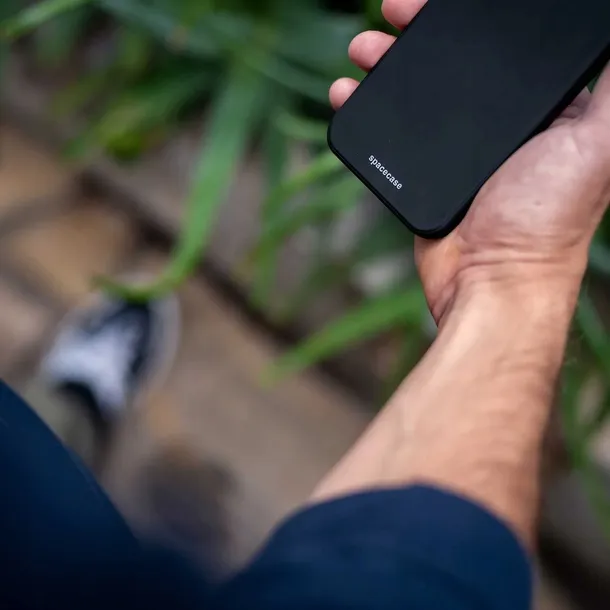spacecase-silicone-case-iphone-15-black-przeznaczenie-apple