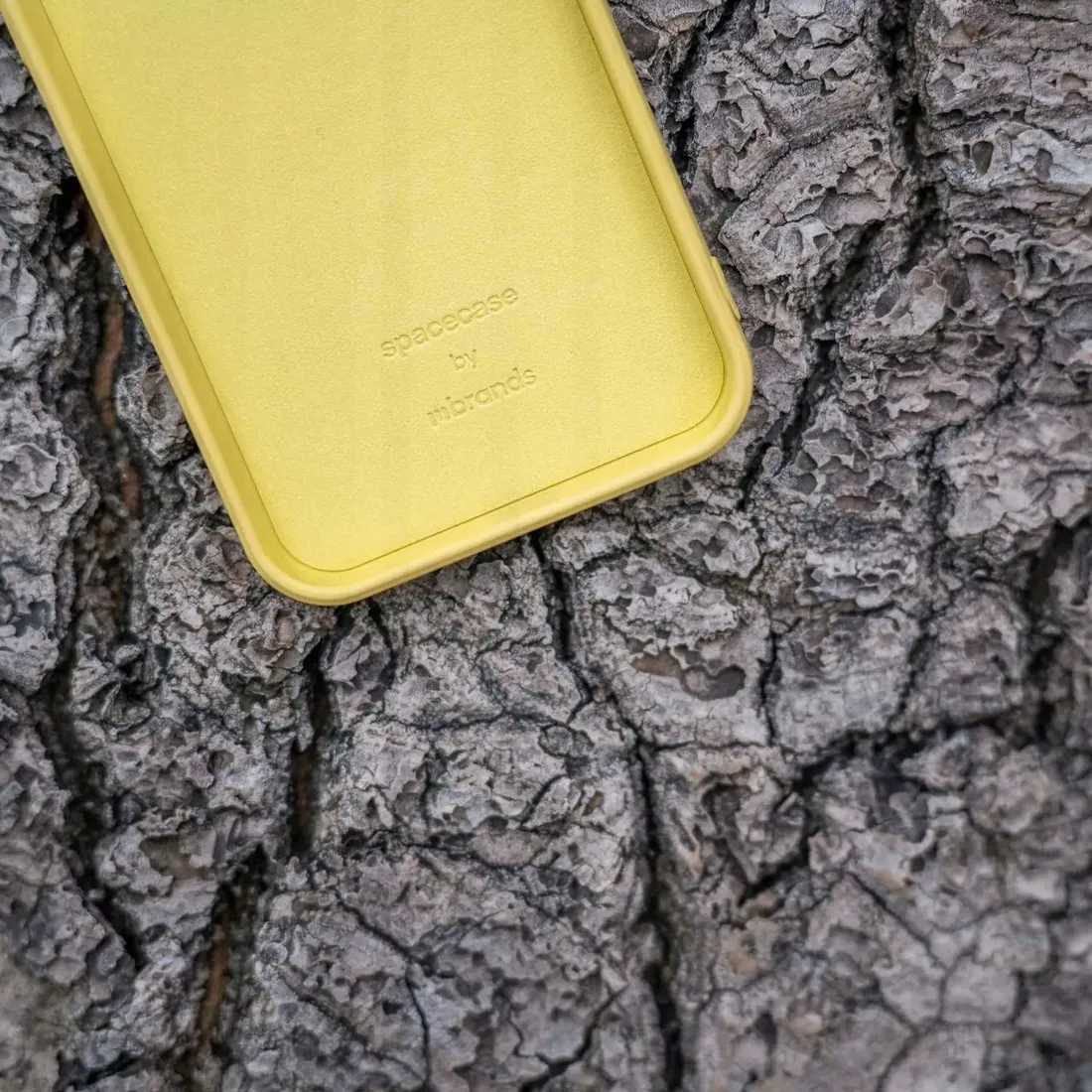 spacecase-silicone-case-iphone-11-yellow