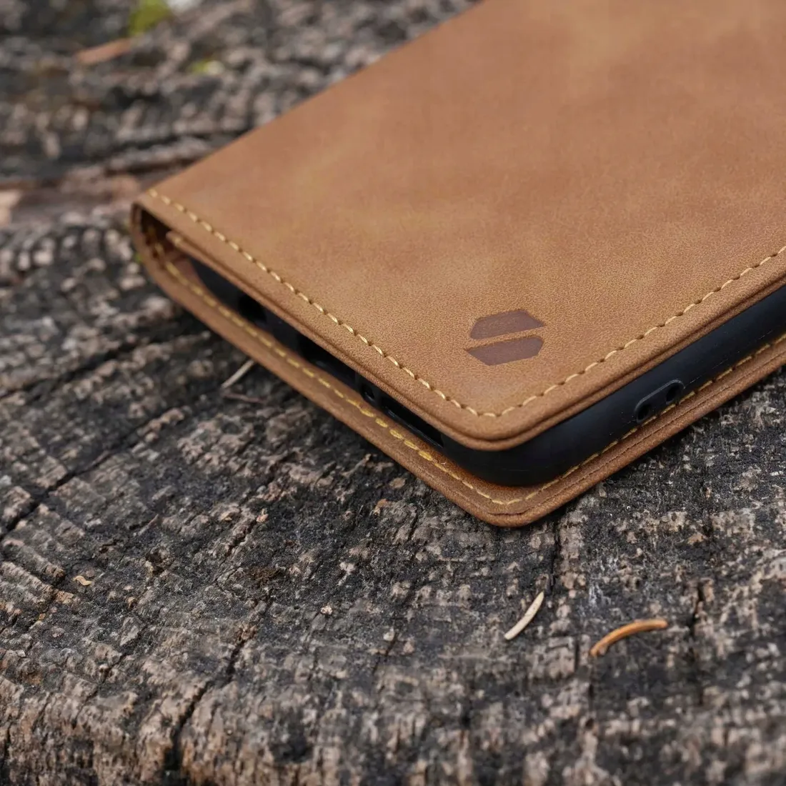 spacecase-wallet-iphone-16-pro-max-light-brown