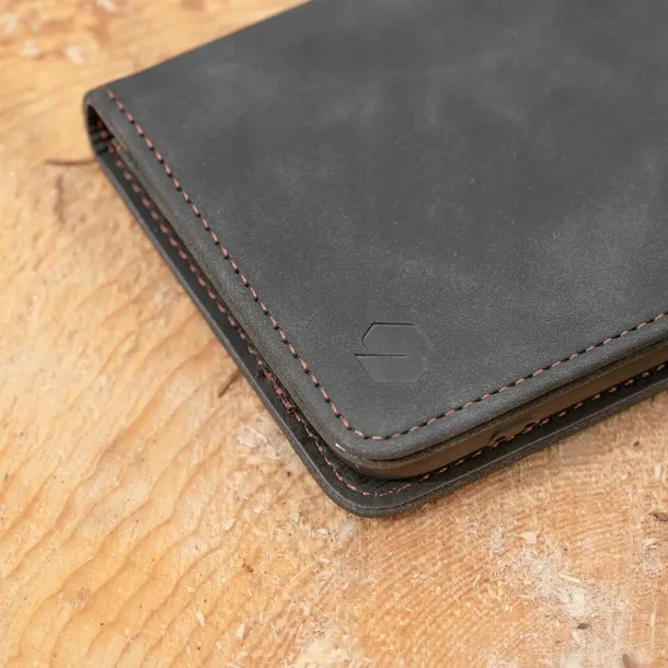 spacecase-wallet-iphone-15-pro-black-funkcje-pochlanianie-wstrzasow