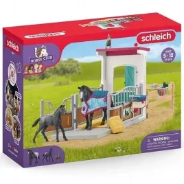 zagroda-dla-koni-z-klacza-i-zrebakiem-horse-club