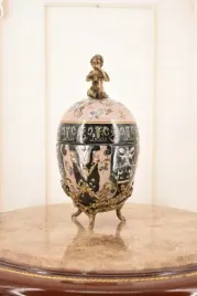 porcelanowe-czarne-jajo-aniol-amor-porcelana-braz-szkatula-jajko