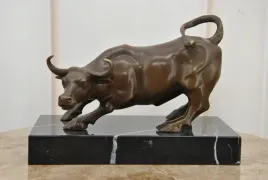 byk-z-wall-street-gielda-hossa-kryptowaluty-figura-z-brazu-dekoracja