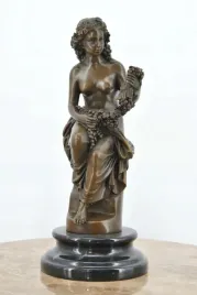 kobieta-z-winogronem-winogrono-figura-rzezba-z-brazu-dekoracja-ozdoba