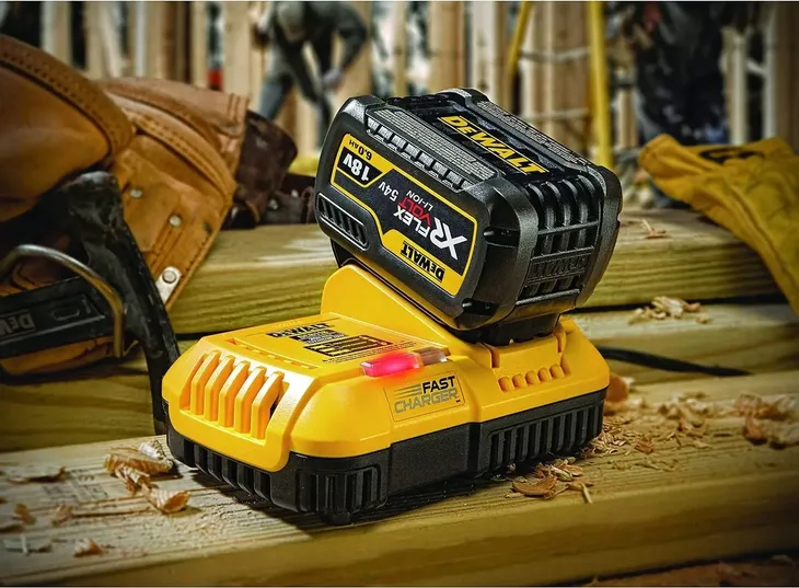 dewalt-ladowarka-xr-flex-volt-54v-stan-nowy-kod-producenta-dcb118