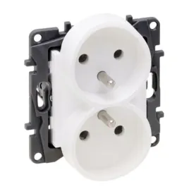 legrand-863132-niloe-step-giazdo-podwojne-z-uziemieniem-2x2p-z-biale