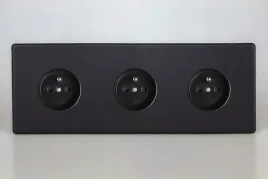 gniazdo-potrojne-z-u-varilight-monolit-czarny-mat